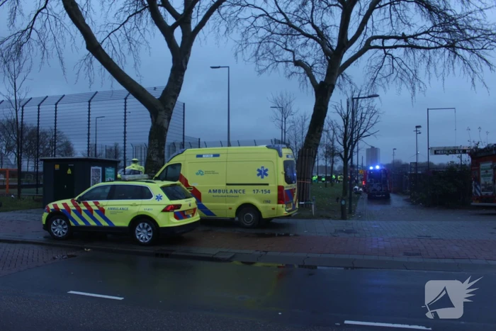 Auto rijdt Nieuwe Maas in
