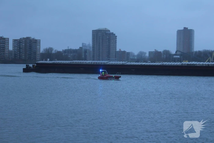 Auto rijdt Nieuwe Maas in