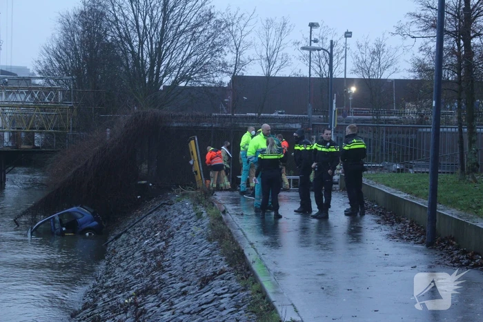 Auto rijdt Nieuwe Maas in