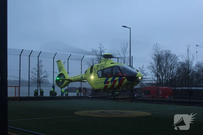 Auto rijdt Nieuwe Maas in