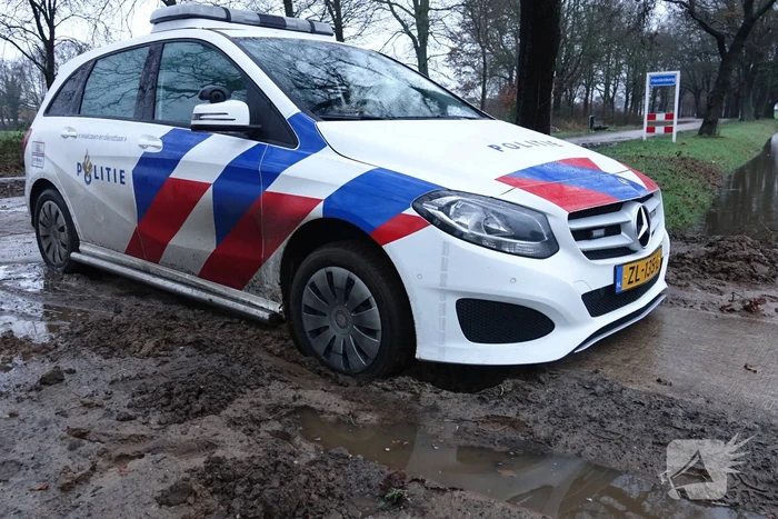 Politiewagen rijdt zich vast