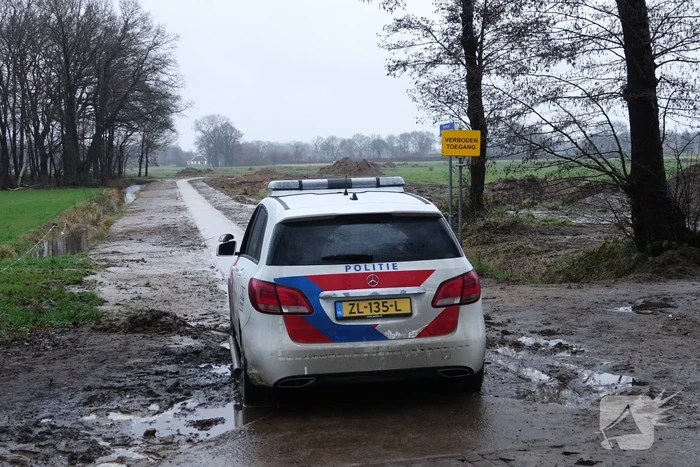 Politiewagen rijdt zich vast