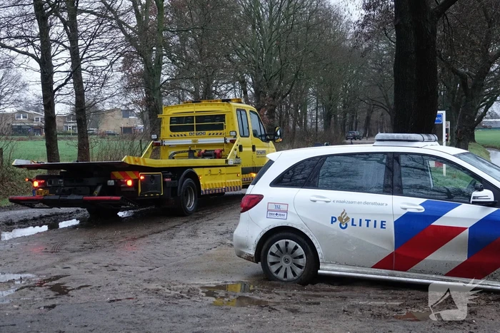Politiewagen rijdt zich vast