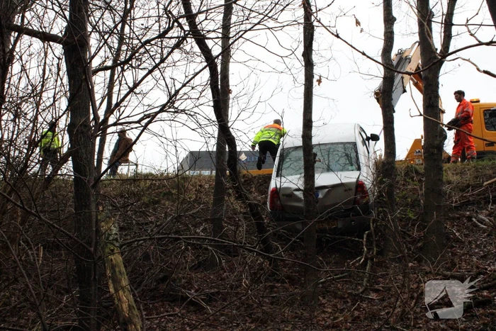 Auto glijdt greppel in bij afrit snelweg