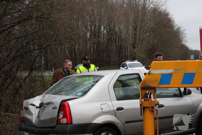 Auto glijdt greppel in bij afrit snelweg