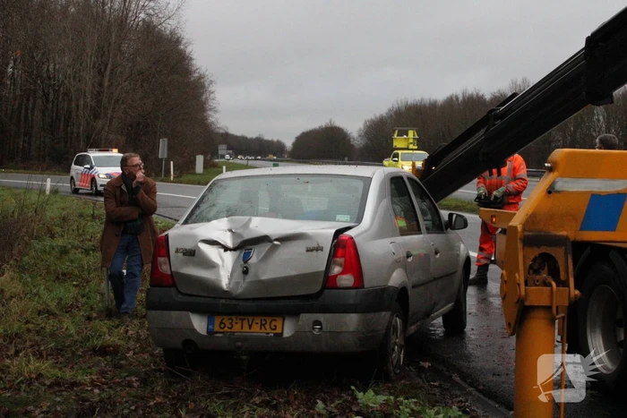 Auto glijdt greppel in bij afrit snelweg