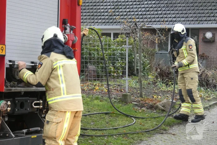 Container naast woning vliegt in brand