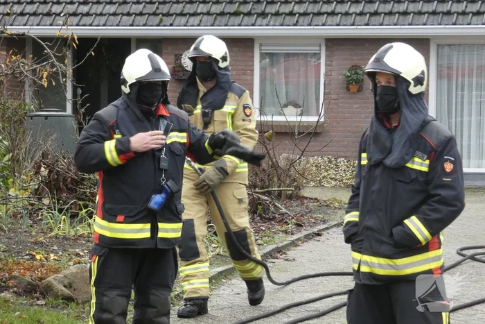 Container naast woning vliegt in brand