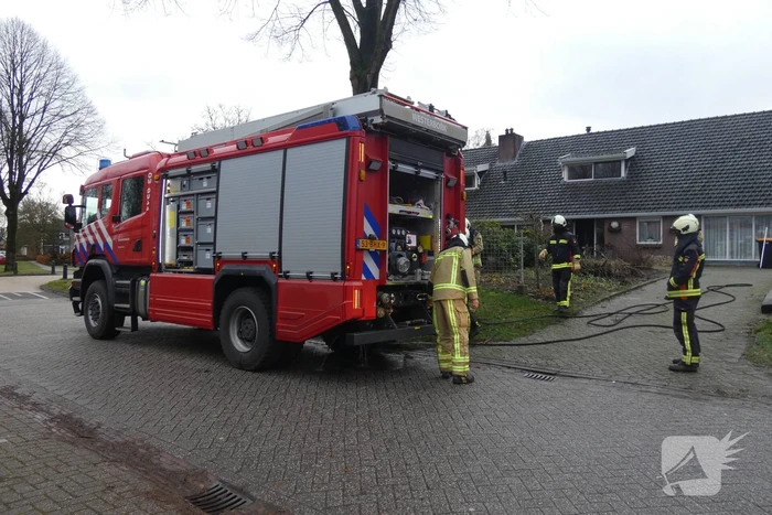 Container naast woning vliegt in brand