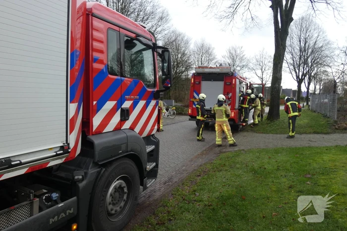 Container naast woning vliegt in brand