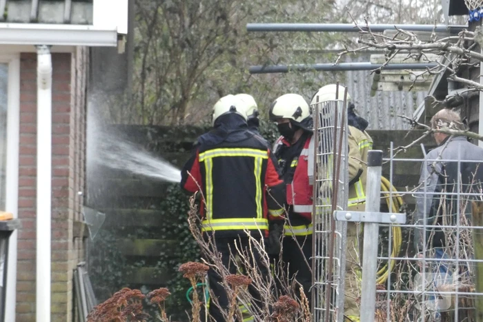 Container naast woning vliegt in brand