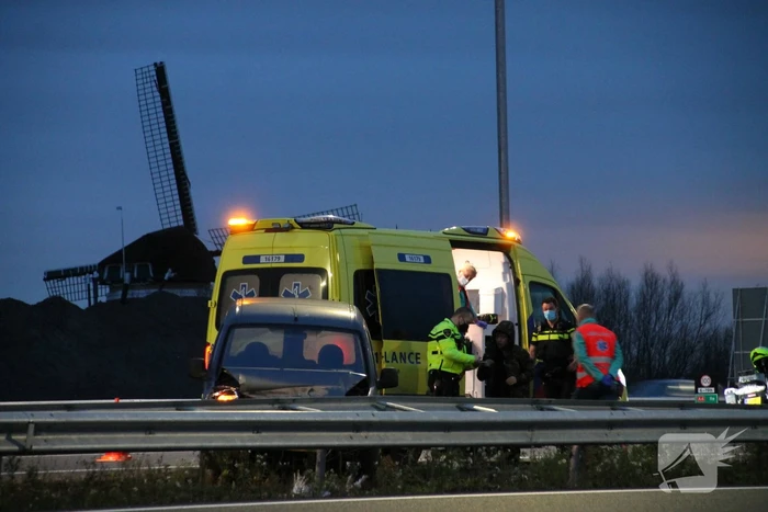 Automobilist duikt met auto de vanrail in