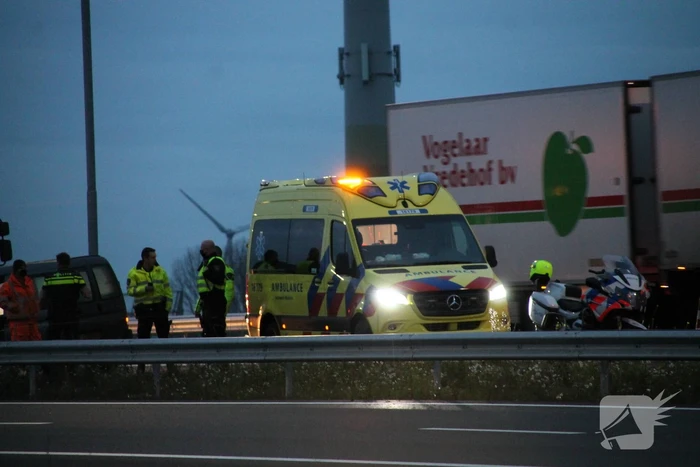 Automobilist duikt met auto de vanrail in