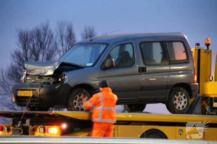 Automobilist duikt met auto de vanrail in