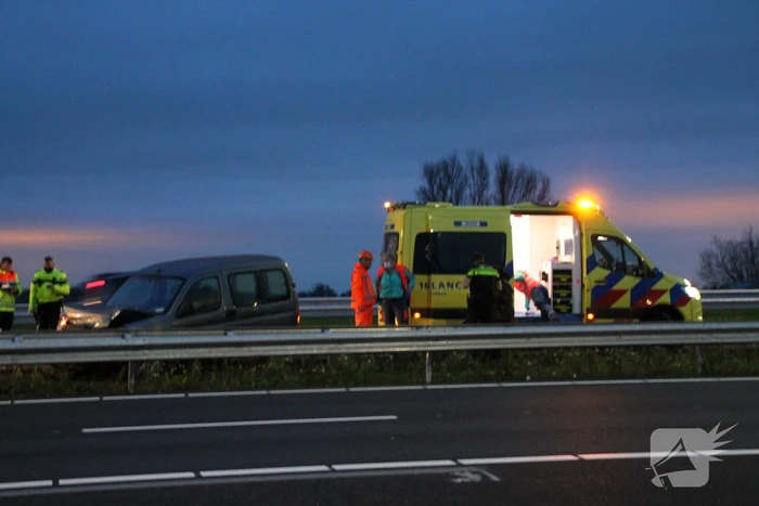 Automobilist duikt met auto de vanrail in