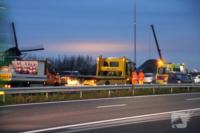Automobilist duikt met auto de vanrail in