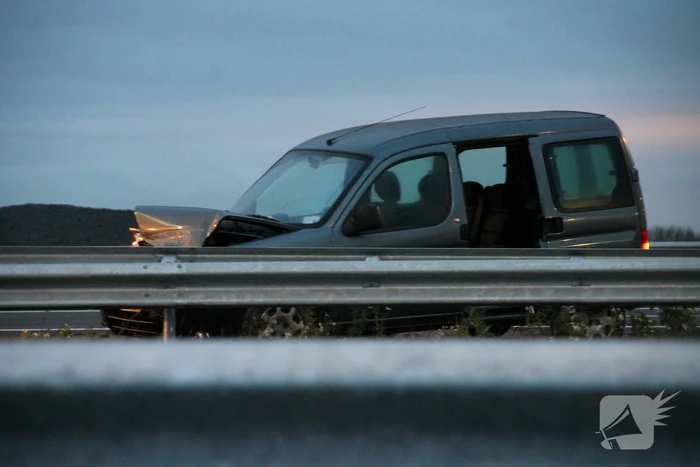 Automobilist duikt met auto de vanrail in