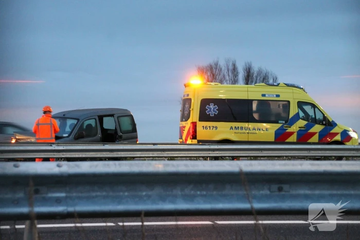 Automobilist duikt met auto de vanrail in