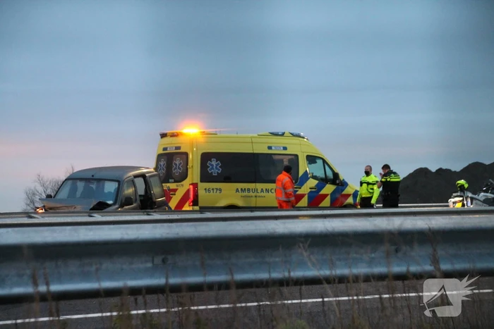 Automobilist duikt met auto de vanrail in
