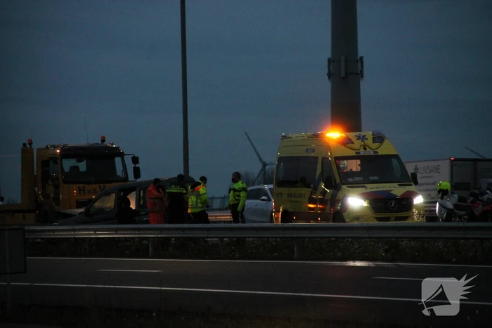 Automobilist duikt met auto de vanrail in