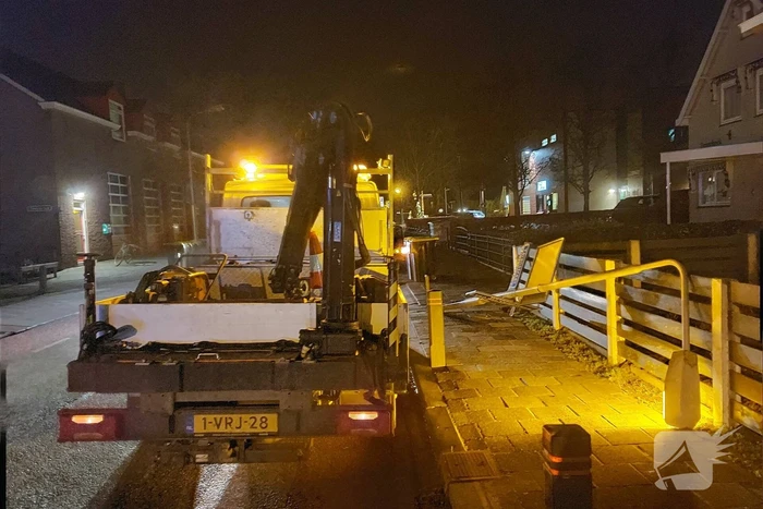 Dader rijdt door na omver rijden lantaarnpaal
