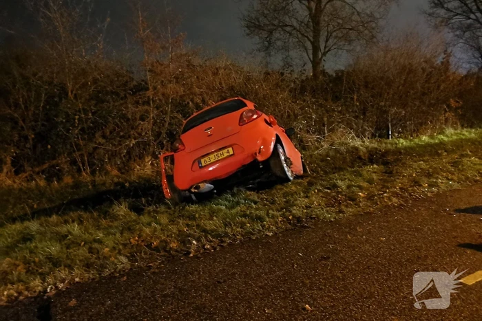 Auto eindigt in de greppel