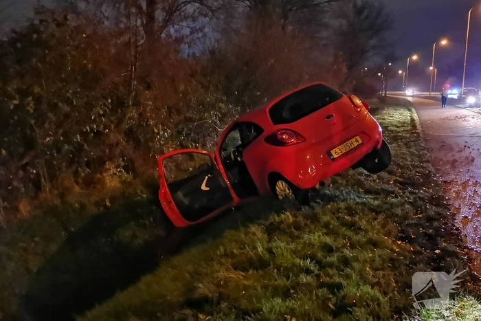 Auto eindigt in de greppel