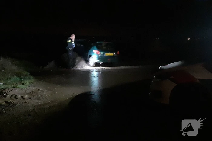 Auto schiet door tegen zandbult