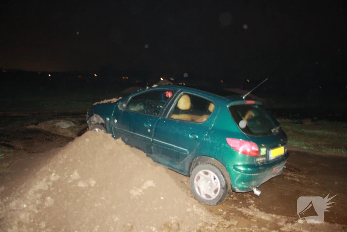 Auto schiet door tegen zandbult