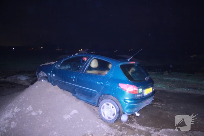 Auto schiet door tegen zandbult
