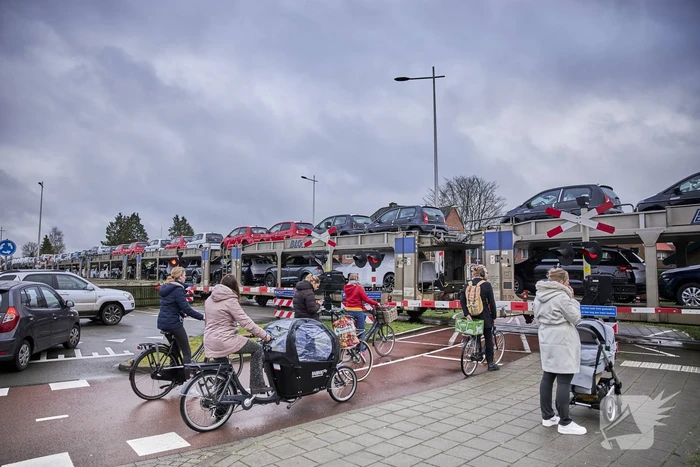 Trein met nieuw auto's via Ponlijn naar Leusden