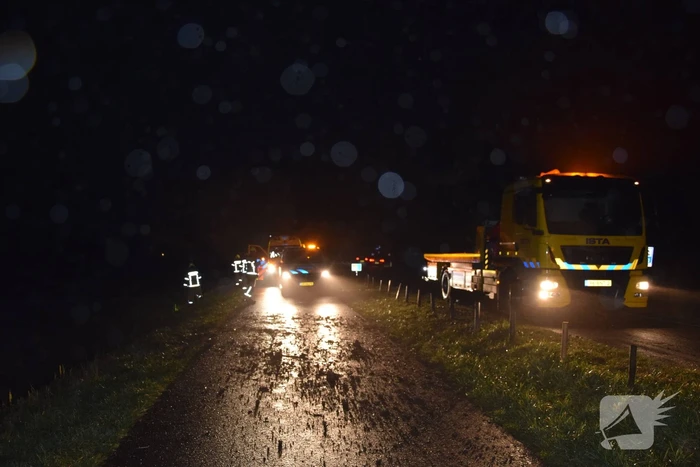 Auto crasht in greppel, bestuurder gevlucht