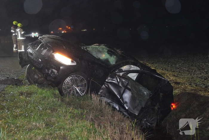 Auto crasht in greppel, bestuurder gevlucht