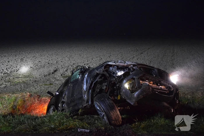 Auto crasht in greppel, bestuurder gevlucht