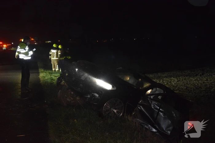 Auto crasht in greppel, bestuurder gevlucht