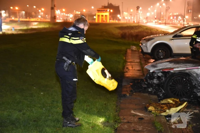 Auto verwoest door brand