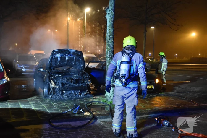 Auto volledig uitgebrand op parkeerplaats