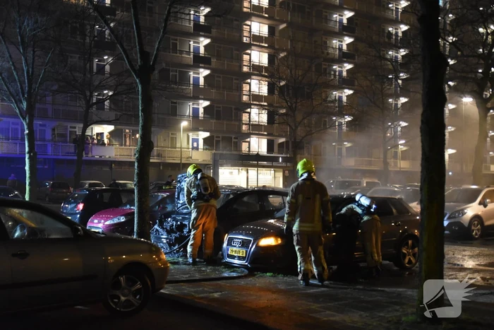 Auto volledig uitgebrand op parkeerplaats