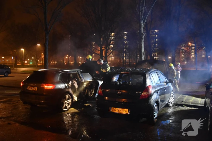 Auto volledig uitgebrand op parkeerplaats