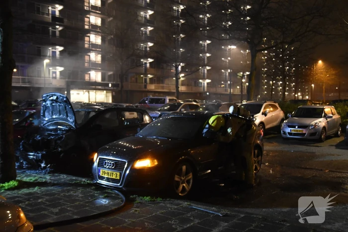 Auto volledig uitgebrand op parkeerplaats
