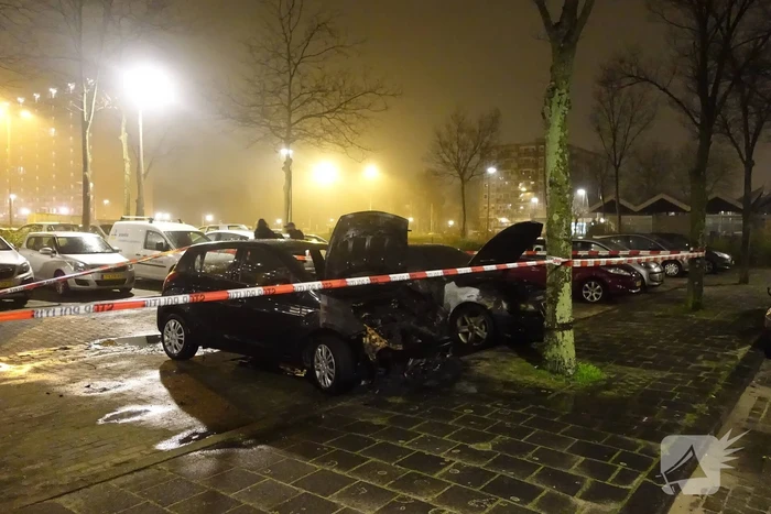 Auto volledig uitgebrand op parkeerplaats
