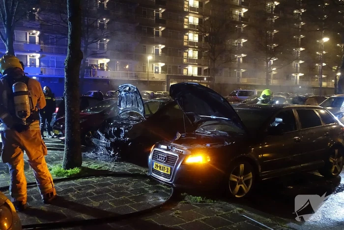 Auto volledig uitgebrand op parkeerplaats