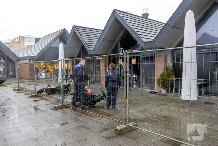 Recherche en brandweer doen onderzoek bij Kwalitaria Délifrance