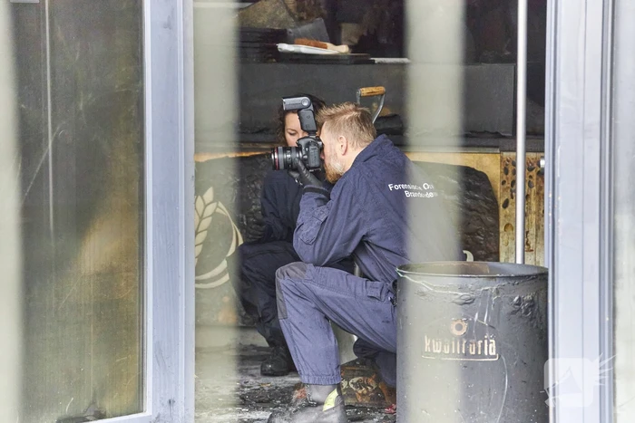 Recherche en brandweer doen onderzoek bij Kwalitaria Délifrance