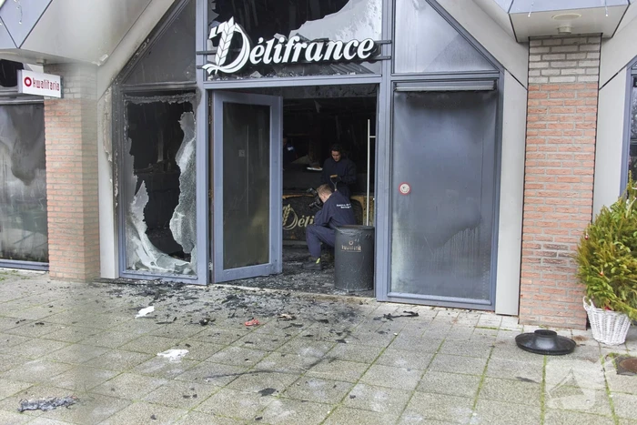 Recherche en brandweer doen onderzoek bij Kwalitaria Délifrance