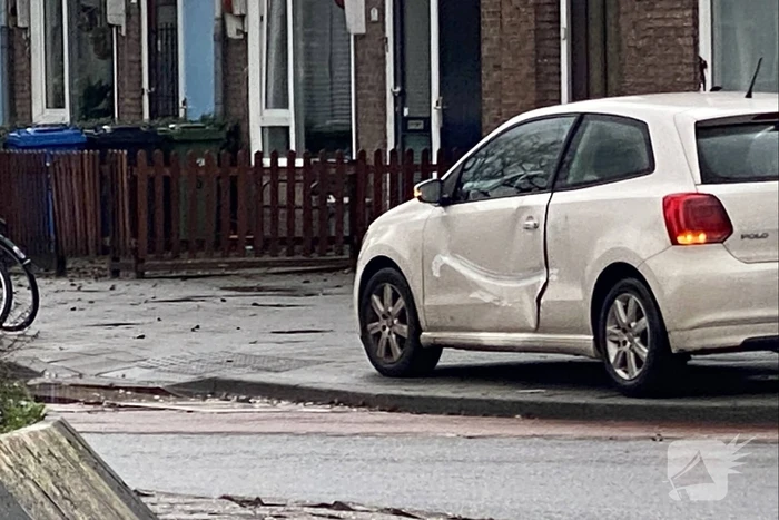 Auto crasht tegen gevel van snackbar Verhage