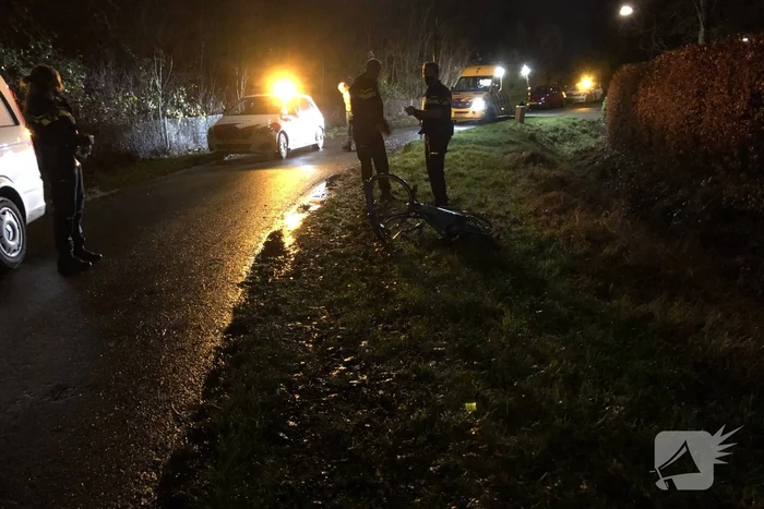 Botsing tussen auto en fietser in bocht