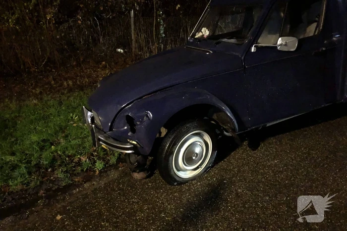Botsing tussen auto en fietser in bocht