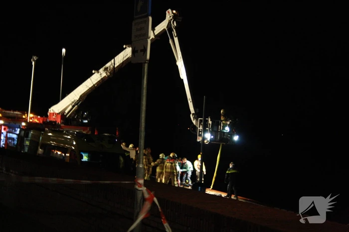 Auto belandt in het water