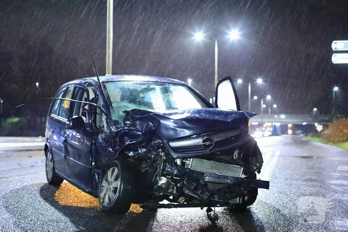 Twee auto's botsen op kruising